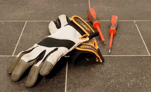 Anschlag auf Handwerker in Asylunterkunft: Innenminister Schuster ignoriert die wahren Opfer!