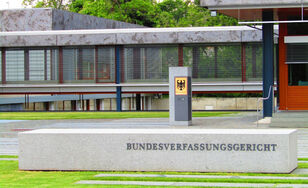 Landesamt für Verfassungsschutz wegen Rechtsbruchs verklagt.