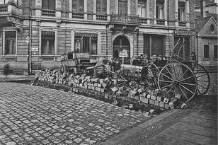 Bildquelle: https://de.wikipedia.org/wiki/Datei:AHW_Kapp-Putsch_verlassene_Barrikaden_Muenzgasse28_Leipzig_1920.jpg