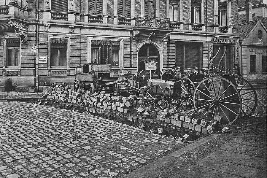 Bildquelle: https://de.wikipedia.org/wiki/Datei:AHW_Kapp-Putsch_verlassene_Barrikaden_Muenzgasse28_Leipzig_1920.jpg